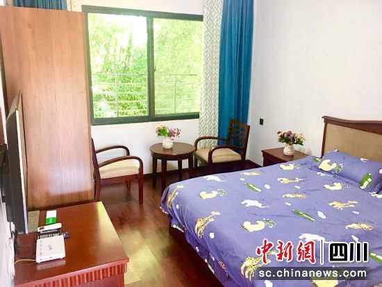 每个房间南北通透,采光通风良好,房内呼叫设施、床上用品和电视、独立空调等一应俱全,整体氛围温馨舒适。 每个房间南北通透,采光通风良好,房内呼叫设施、床上用品和电视、独立空调等一应俱全,整体氛围温馨舒适。