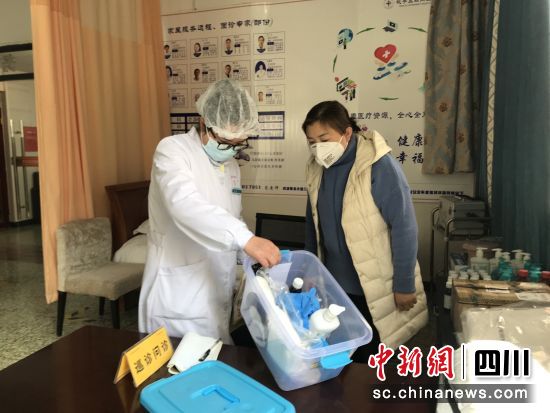 双流区民政局先期积极协调防疫物资供应资源,中心已顺利购入500只口罩、100副医用手套,10套防护服、20套隔离衣等防护用品,近30公斤医用酒精、50公升消毒液用于第一批次人员留观保障。 双流区民政局先期积极协调防疫物资供应资源,中心已顺利购入500只口罩、100副医用手套,10套防护服、20套隔离衣等防护用品,近30公斤医用酒精、50公升消毒液用于第一批次人员留观保障。